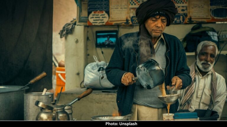 The Unspoken Bond Between Tea Vendors and Their Regular Customers